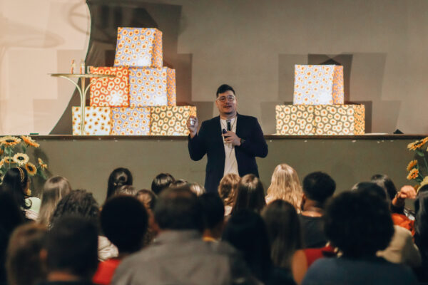 Palestra com Edgard Abbehusen lota auditório e emociona público em São Gonçalo dos Campos