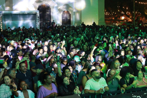 Primeiro dia de shows do Jardim de Inverno lota Praça da Matriz em São Gonçalo dos Campos